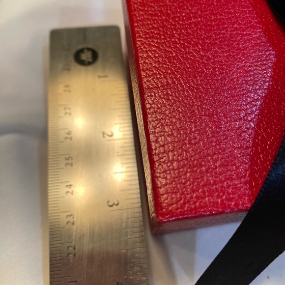 Lee Michael jewelry box.  Red great condition 3 1/2 square - Picture 6 of 7